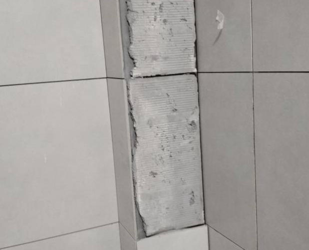 东营市瓷砖空鼓维修公司分享下瓷砖施工前基层浇水润湿程度不足，可能导致以下问题