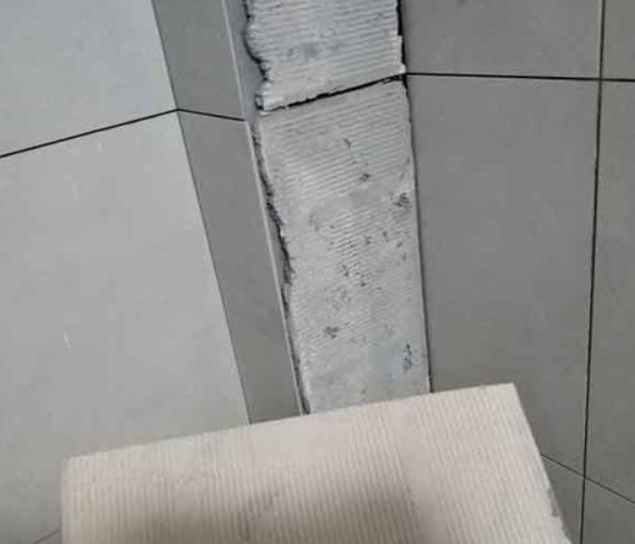 东营市瓷砖空鼓维修公司分享下厨房瓷砖脱落的补救措施。